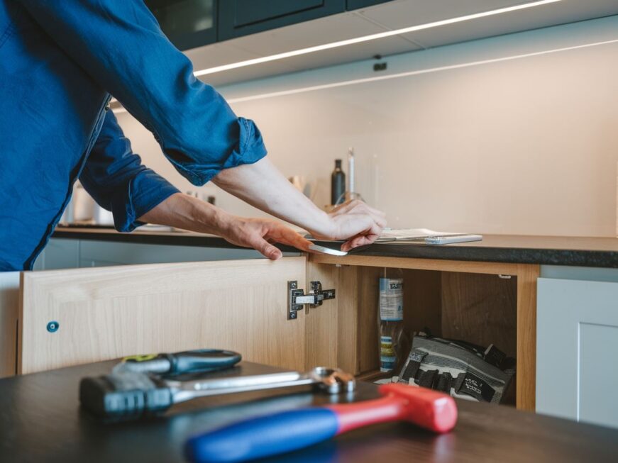 Spowalniacz na zawiasie BLUM podczas montażu